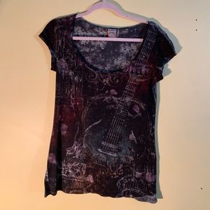 Tee shirt with guitar print. Size Large.